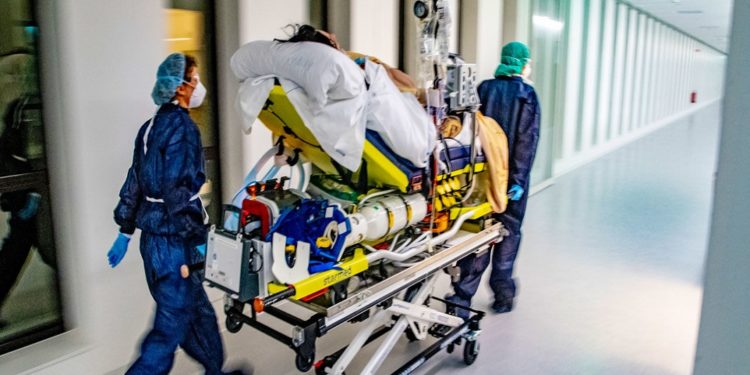 Rasti i parë në botë/ Humbet jetën pacientja e infektuar dy herë nga COVID-19