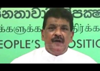 Nuk përcjell virusin/ Politikani kafshon peshkun e gjallë!