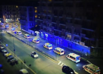 Italia përsëri “e mbërthyer” nga Covid, radhë të gjata me autoambulanca presin të hyjnë në spital