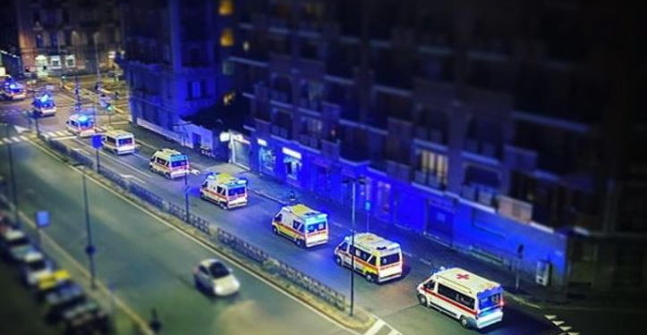 Italia përsëri “e mbërthyer” nga Covid, radhë të gjata me autoambulanca presin të hyjnë në spital