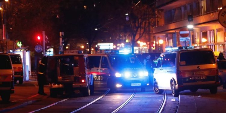 Pamje të rënda nga Vjena, një person hap zjarr me armë, raportohet për 7 viktima (VIDEO)