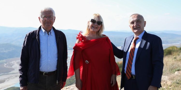 Presidenti për fundjavë në jug, viziton Bylysin me Silvana Braçen e Neritan Cekën (FOTO)
