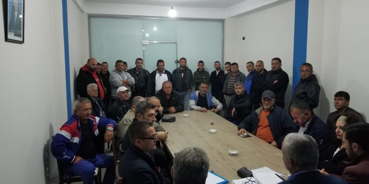 Skandal në Delvinë, Bujar Leskaj mbledh PD-në, pa maska dhe pa distancim social, më shumë se 10 persona (FOTO)