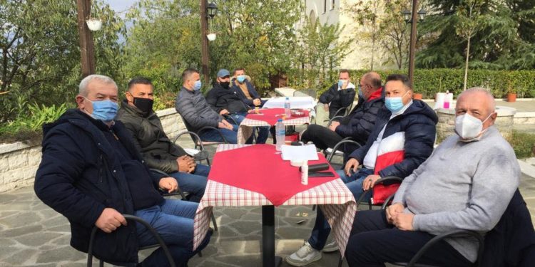 Komisioni “Ruli” e skualifikoi nga gara në PD, Tritan Shehu vijon takimet me Dashon në Gjirokastër e Tepelenë: Covid është në aleancë me Rilindjen, do çlirohemi më 25 prill (FOTO)