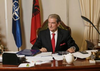 Berisha shfrenon fantazinë: Covid në Gjirokastër u përhapë nga orgjitë e organizuara në qytet dhe fshatra