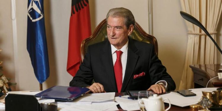 Berisha shfrenon fantazinë: Covid në Gjirokastër u përhapë nga orgjitë e organizuara në qytet dhe fshatra