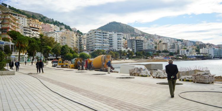 Po merr formë lungomarja e Sarandës, shihni si është transformuar bulevardi i dikurshëm (FOTO)