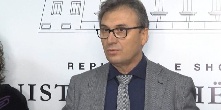 Covid/Brataj: Virusi po pëson mutacione. Qëndrimi shtrirë, faktor favorizues për të