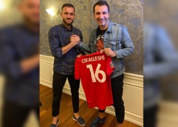 Cikalleshi i dhuron fanellën e fitores Veliajt, kryebashkiaku: Me djalin më të mirë të Kavajës dhe goleadorin unik te kuqezinjve