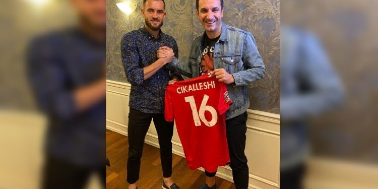 Cikalleshi i dhuron fanellën e fitores Veliajt, kryebashkiaku: Me djalin më të mirë të Kavajës dhe goleadorin unik te kuqezinjve