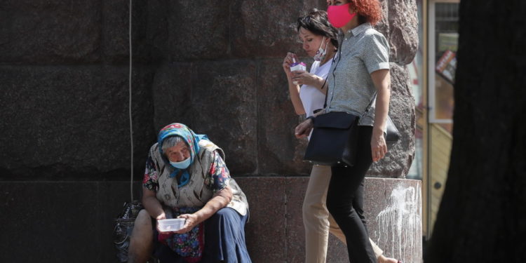 Covid-19/ Si u bënë të pasurit edhe më të pasur dhe të varfrit akoma më të varfër