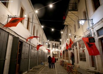 Festat e Nëntorit/Gjirokastra “vishet” kuq e zi (FOTO)