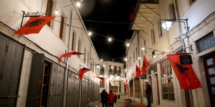 Festat e Nëntorit/Gjirokastra “vishet” kuq e zi (FOTO)