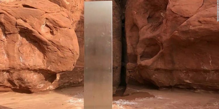 VIDEO/ Zbulohet një bllok i çuditshëm metali në mes të shkretëtirës