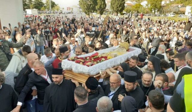 Pamje rrëqethëse nga Mali i Zi: Mitropoliti vdiq nga COVID-19, besimtarët i puthin duart në arkivol (FOTO)