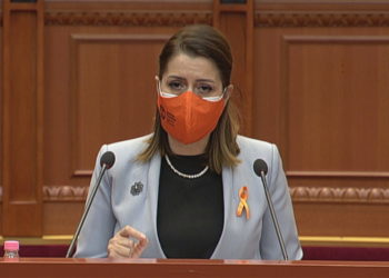 Ministrja Manastirliu lutje për qytetarët: Mos ejani vonë në spitale, mos dëgjoni ata që dalin e thonë që mjekët nuk shërbejnë