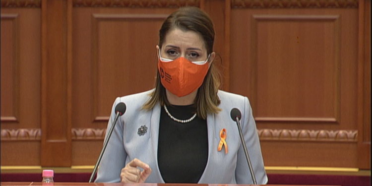 Ministrja Manastirliu lutje për qytetarët: Mos ejani vonë në spitale, mos dëgjoni ata që dalin e thonë që mjekët nuk shërbejnë