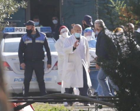 Pamje nga Spitali Infektiv, vijojnë hetimet për hedhjen e 69-vjeçarit