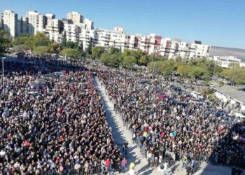 Në Mal të Zi nuk pyesin për Covid, mijëra njerëz mbushin sheshin për të përcjell në banesën e fundit kryepeshkopin që ndërroi jetë nga koronavirusi (VIDEO)