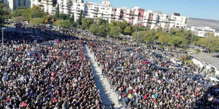 Në Mal të Zi nuk pyesin për Covid, mijëra njerëz mbushin sheshin për të përcjell në banesën e fundit kryepeshkopin që ndërroi jetë nga koronavirusi (VIDEO)