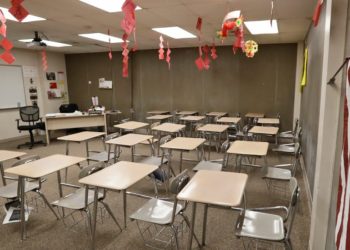 Pandemia, SHBA mbyll shkollat, Evropa i mban hapur