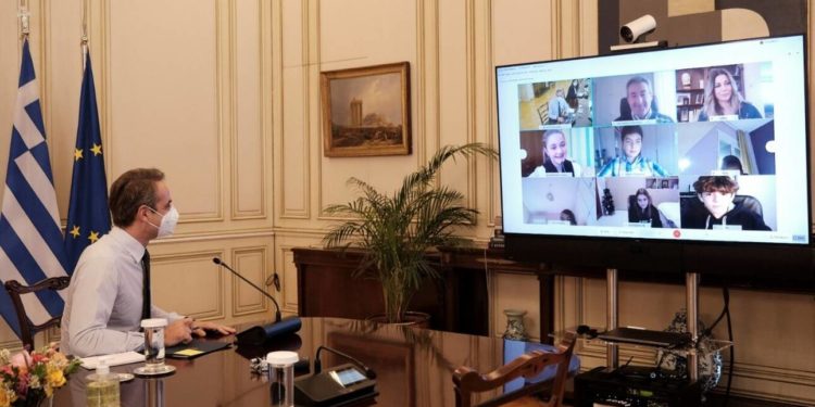 Mitsotakis jep lajmin: Shkollat ​​fillore do të hapen të parat kur të lehtësohen masat kufizuese kundër Covid-19