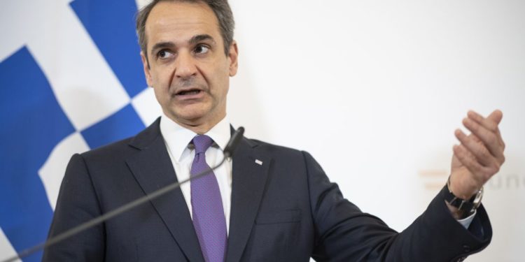 Pandemia/Kryeministri grek Mitsotakis: Javët e ardhshme do të jenë të vështira. Duhet të shtrëngojmë dhëmbët për të arritur deri në fund.