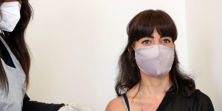 Studimi/ A do të na mbrojë vaksina e Covid-19