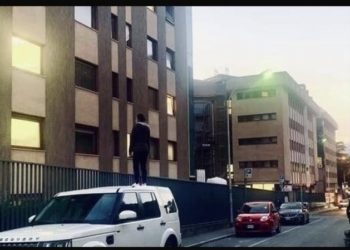 Foto prekëse/Vajza qëndron me orë të tëra në këmbë mbi makinë për të parë nënën e sëmurë me Covid