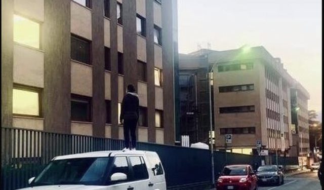 Foto prekëse/Vajza qëndron me orë të tëra në këmbë mbi makinë për të parë nënën e sëmurë me Covid