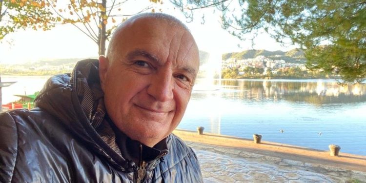 Presidenti Meta nis ditën në park: Më pak gjumë, më shumë oksigjen