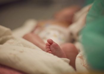 Ndodh e papritura/ Lind fëmija i parë me anti-trupa ndaj Covid