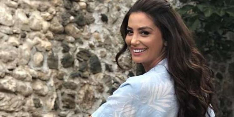 Revoltohet aktorja Arjola Demiri: Njerëzit priren të shohin gjoksin tim, shalën time. Asnjëherë nuk u fol për atë nënë që rriti me vështirësi fëmijët e saj