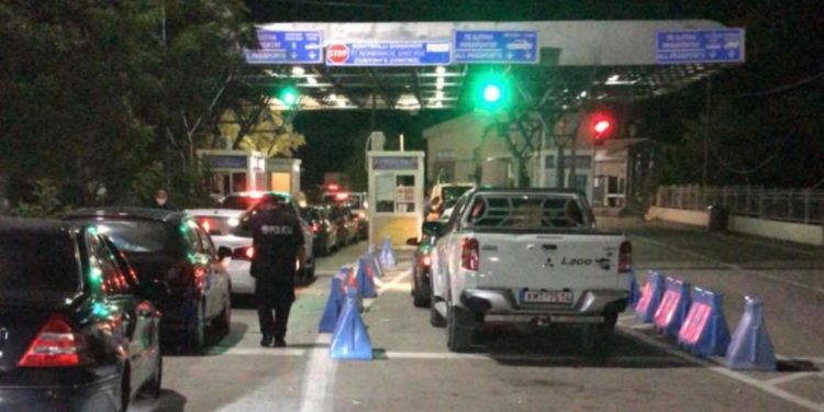 Shqiptari i dëshpëruar për të shkuar në Greqi thyen traun e doganës në Kakavijë, arrestohet nga policia greke