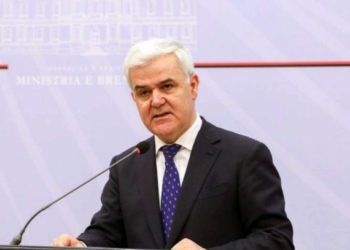 Ish-ministri i brendshëm fiton betejën me Covid, ilaci më i mirë për të ishte mbesa