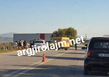 Aksident në Gjirokastër, një i lënduar nga përplasja e furgonit me autoveturën (FOTO)