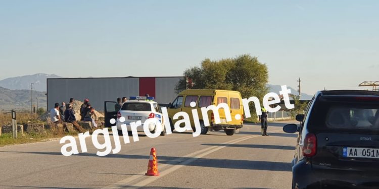 Aksident në Gjirokastër, një i lënduar nga përplasja e furgonit me autoveturën (FOTO)