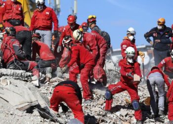 Vijojnë kërkimet për nxjerrjen e trupave, shtohet bilanci i viktimave në Izmir