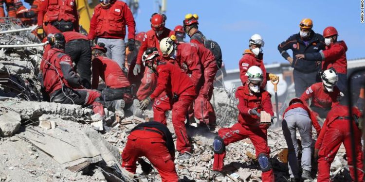 Vijojnë kërkimet për nxjerrjen e trupave, shtohet bilanci i viktimave në Izmir