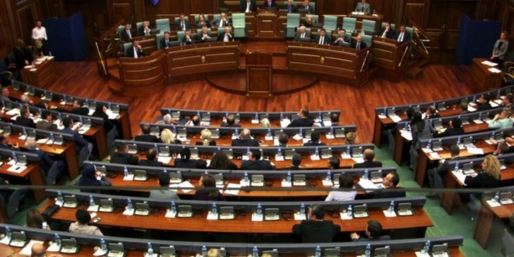 Kosovë/ Debate të ashpra në Kuvend për menaxhimin e pandemisë