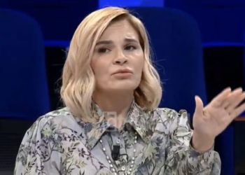 Gafa epike e Monika Kryemadhit po thyen rrjetin: Prindërit, vjehrrin e vjehrrën duhet t’i çosh e t’i marrësh nga shkolla (VIDEO)