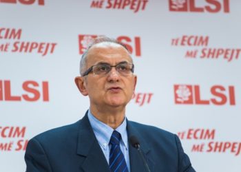 Petrit Vasili rëndë me Covid, shtrohet në spital