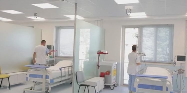 Pandemia, spitalet rajonale bëhen gati për të pritur pacientë