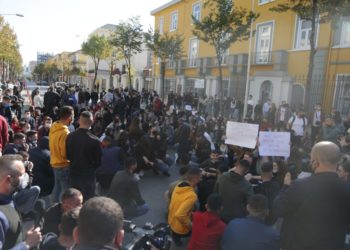 Studentët në protestë, refuzojnë mësimin online (FOTO)
