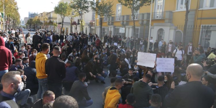Studentët në protestë, refuzojnë mësimin online (FOTO)