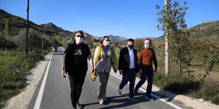 Përfundon investimi, asfaltohet rruga e Izvorit në Memaliaj. Çuçi: Rikthehemi me një premtim të mbajtur (FOTO)