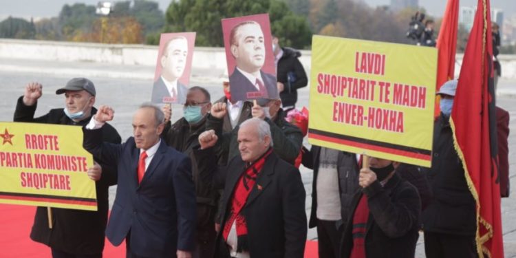 “Lavdi shqiptarit të madh Enver Hoxha”, komunistët nderojnë me grusht dhe vendosin lule te Varrezat e Dëshmorëve (FOTO)