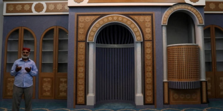 Hapet xhamia e parë në Athinë