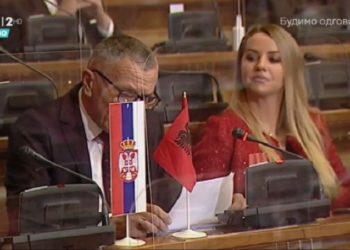Deputeti i Preshevës nxjerr flamurin shqiptar në Kuvendin e Serbisë