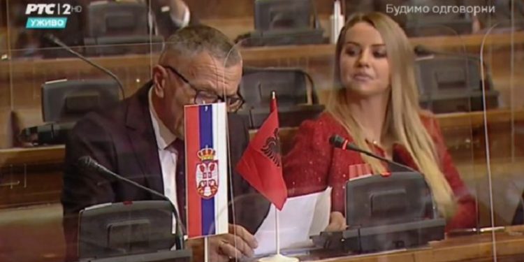 Deputeti i Preshevës nxjerr flamurin shqiptar në Kuvendin e Serbisë
